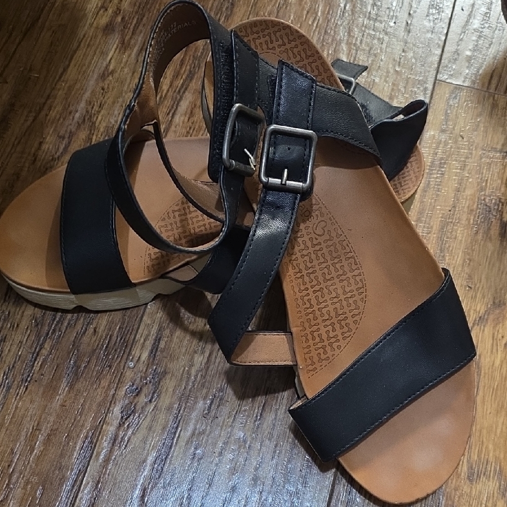 Baretraps Stylish Black Arch Support Sandals for Women